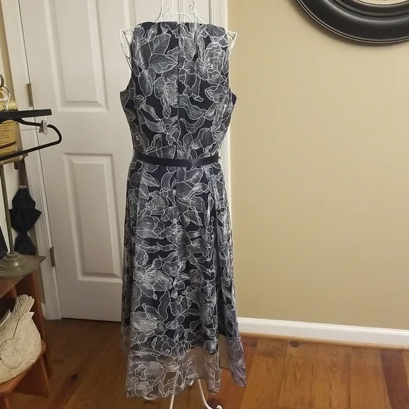 Stunning Tahari navy and white dress NWT - Picture 6 of 15